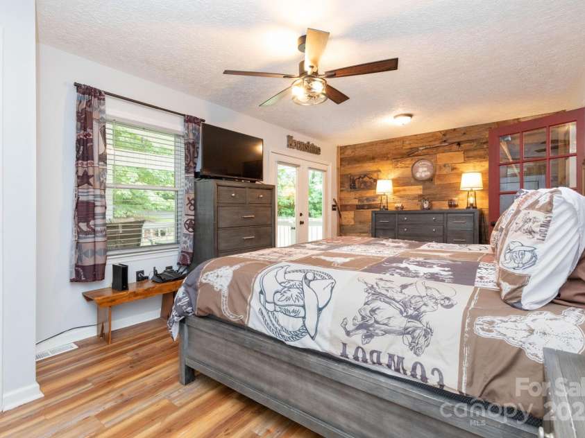 93 Valley View Circle, Waynesville, NC 28786.  MLS# CAR4283614, YatesRealty ID 33399. 