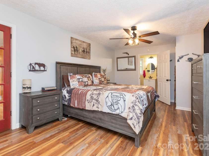 93 Valley View Circle, Waynesville, NC 28786.  MLS# CAR4283614, YatesRealty ID 33399. 