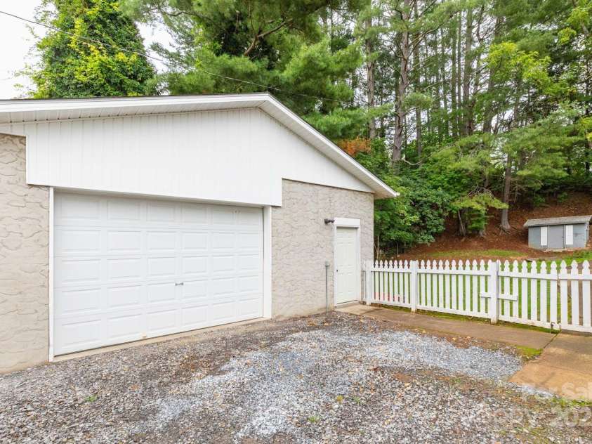 93 Valley View Circle, Waynesville, NC 28786.  MLS# CAR4283614, YatesRealty ID 33399. 