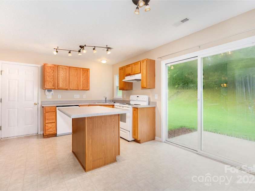 2802 Granstark Court, Charlotte, NC 28216.  MLS# CAR4286535, YatesRealty ID 33400. 