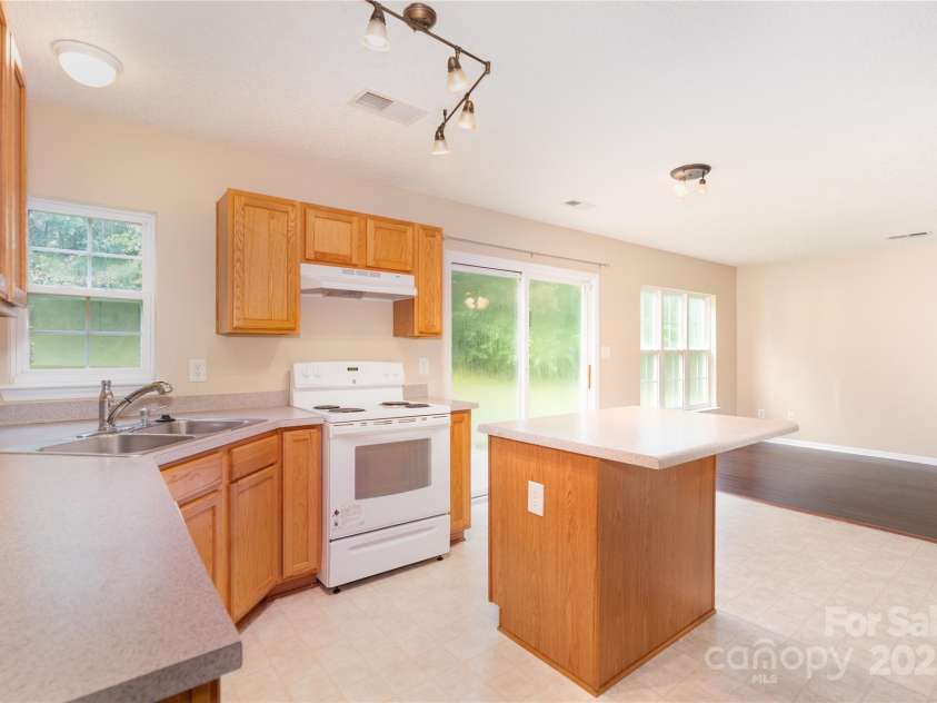 2802 Granstark Court, Charlotte, NC 28216.  MLS# CAR4286535, YatesRealty ID 33400. 