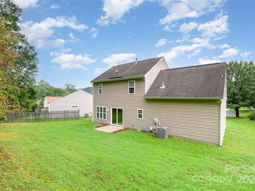 2802 Granstark Court, Charlotte, NC 28216.  MLS# CAR4286535, YatesRealty ID 33400. 