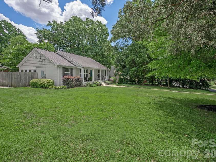 5201 Glenham Drive, Charlotte, NC 28210.  MLS# CAR4396236, YatesRealty ID 33400. 
