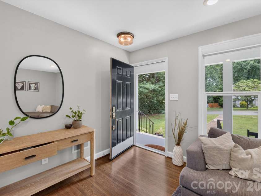 5201 Glenham Drive, Charlotte, NC 28210.  MLS# CAR4396236, YatesRealty ID 33400. 