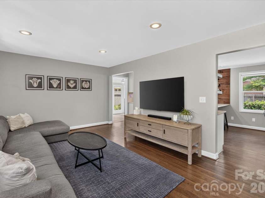5201 Glenham Drive, Charlotte, NC 28210.  MLS# CAR4396236, YatesRealty ID 33400. 