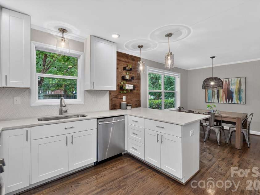5201 Glenham Drive, Charlotte, NC 28210.  MLS# CAR4396236, YatesRealty ID 33400. 