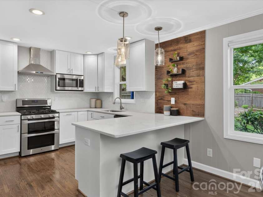 5201 Glenham Drive, Charlotte, NC 28210.  MLS# CAR4396236, YatesRealty ID 33400. 