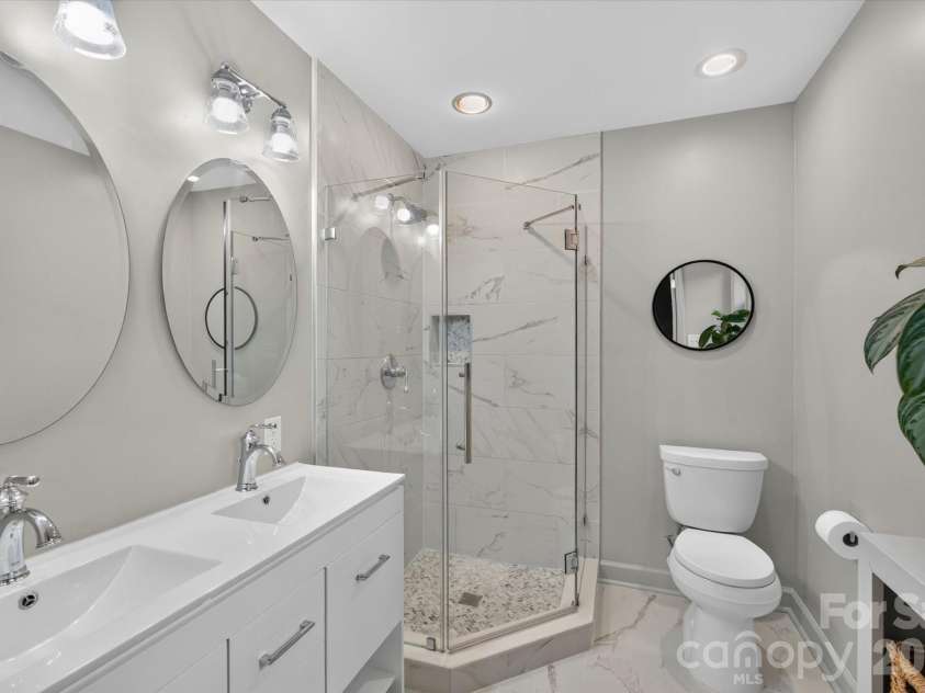 5201 Glenham Drive, Charlotte, NC 28210.  MLS# CAR4396236, YatesRealty ID 33400. 