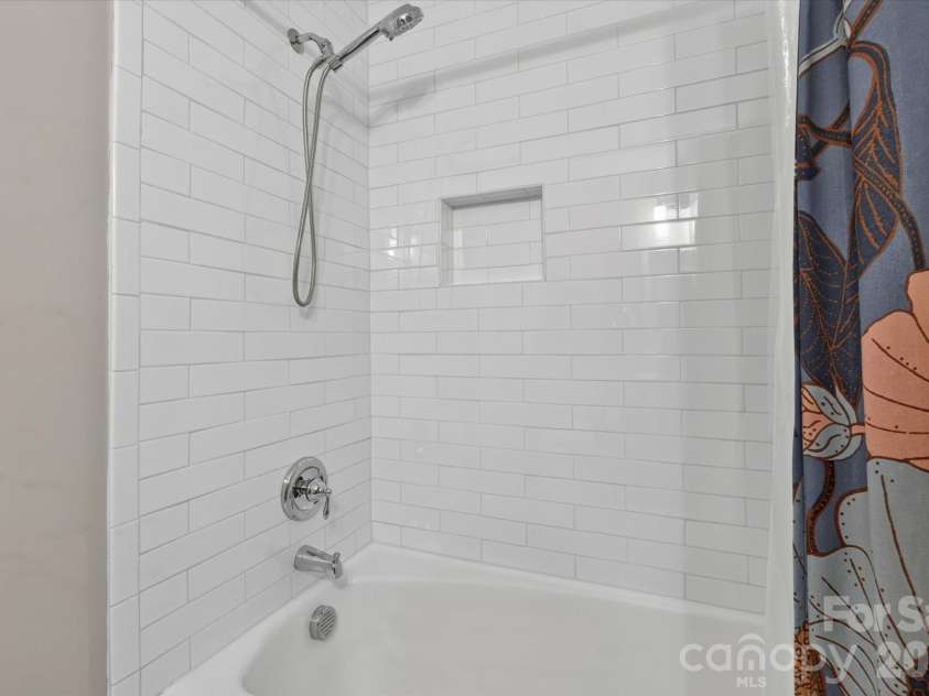 5201 Glenham Drive, Charlotte, NC 28210.  MLS# CAR4396236, YatesRealty ID 33400. 