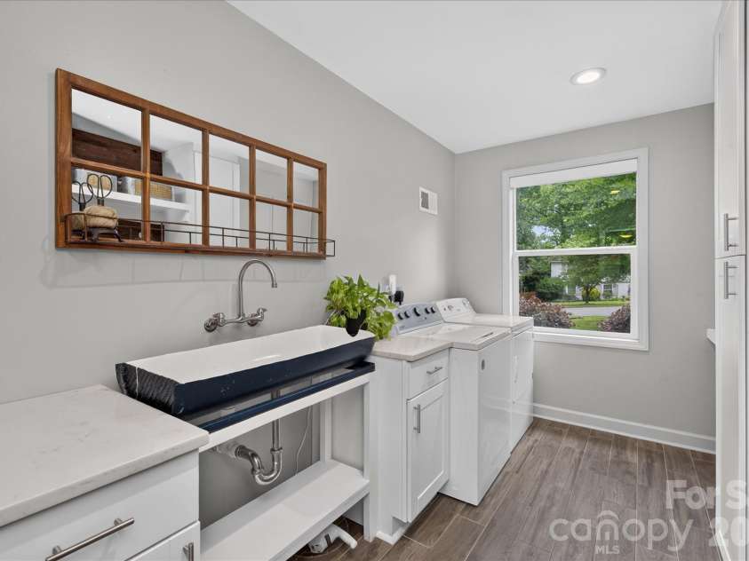 5201 Glenham Drive, Charlotte, NC 28210.  MLS# CAR4396236, YatesRealty ID 33400. 