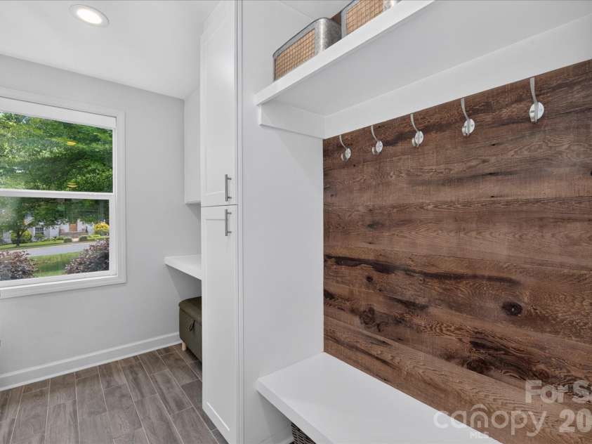 5201 Glenham Drive, Charlotte, NC 28210.  MLS# CAR4396236, YatesRealty ID 33400. 