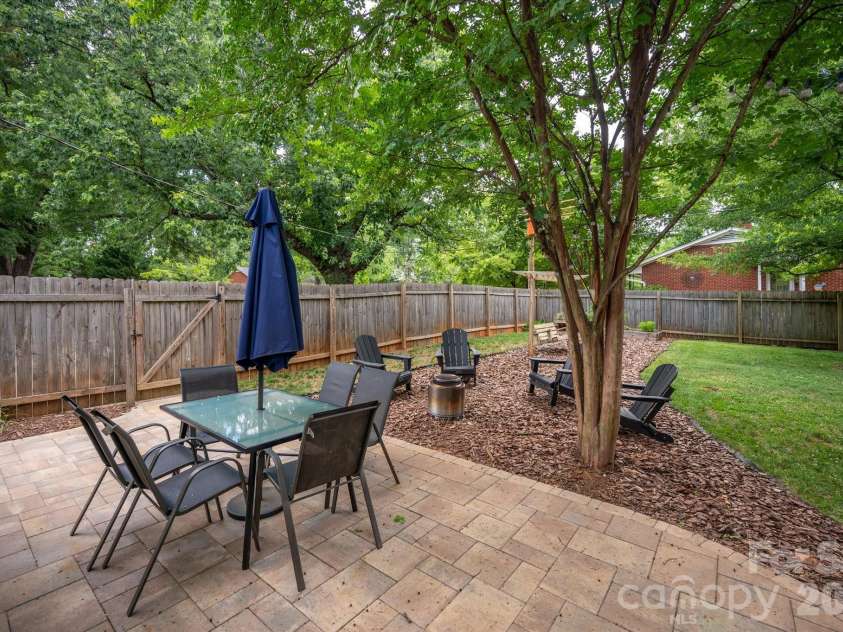 5201 Glenham Drive, Charlotte, NC 28210.  MLS# CAR4396236, YatesRealty ID 33400. 