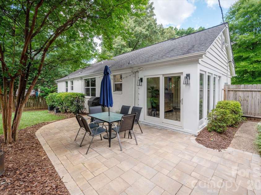 5201 Glenham Drive, Charlotte, NC 28210.  MLS# CAR4396236, YatesRealty ID 33400. 