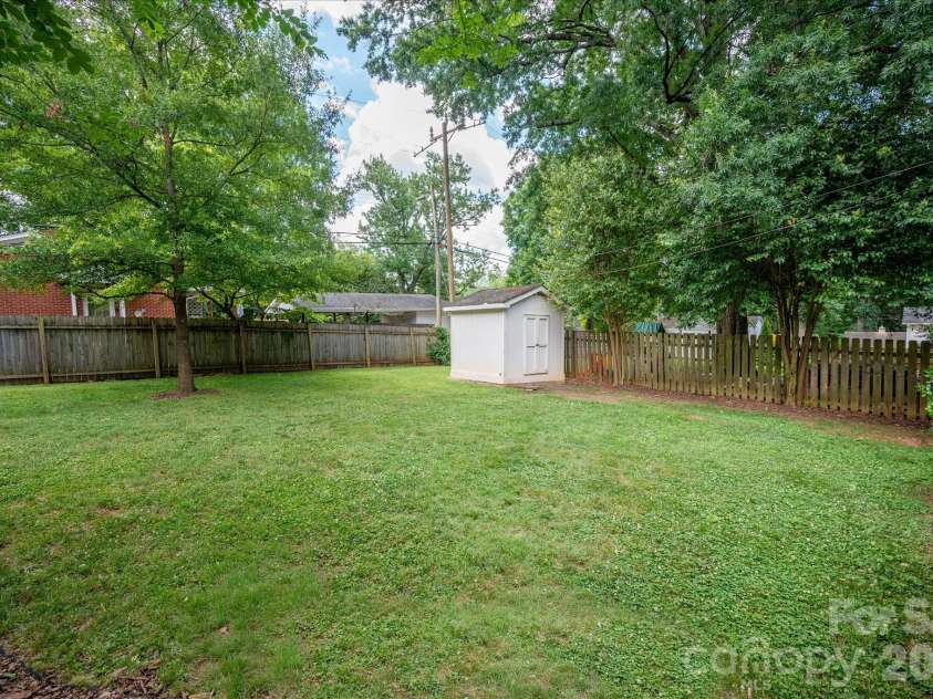 5201 Glenham Drive, Charlotte, NC 28210.  MLS# CAR4396236, YatesRealty ID 33400. 