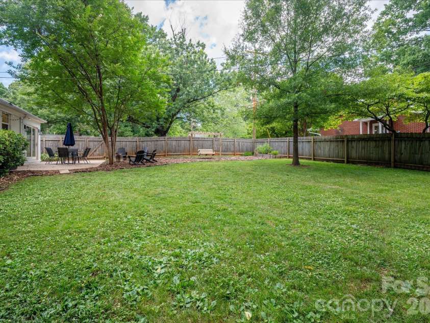 5201 Glenham Drive, Charlotte, NC 28210.  MLS# CAR4396236, YatesRealty ID 33400. 