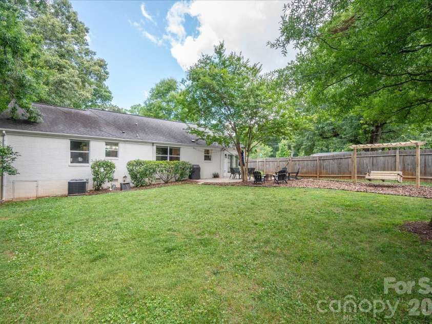 5201 Glenham Drive, Charlotte, NC 28210.  MLS# CAR4396236, YatesRealty ID 33400. 