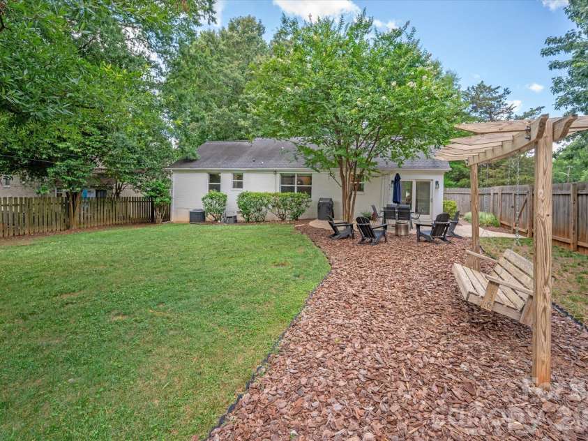 5201 Glenham Drive, Charlotte, NC 28210.  MLS# CAR4396236, YatesRealty ID 33400. 