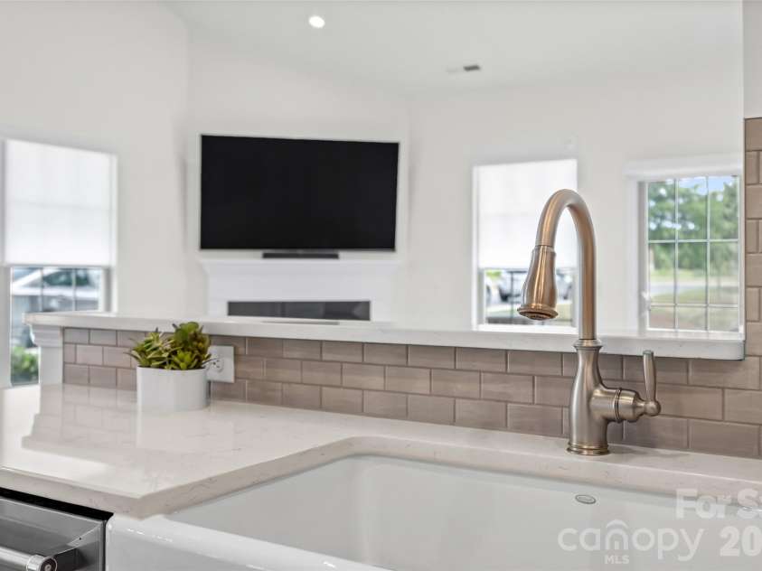 8012 Lantern Way, Fort Mill, SC 29707.  MLS# CAR4393030, YatesRealty ID 33401. Farmhouse sink