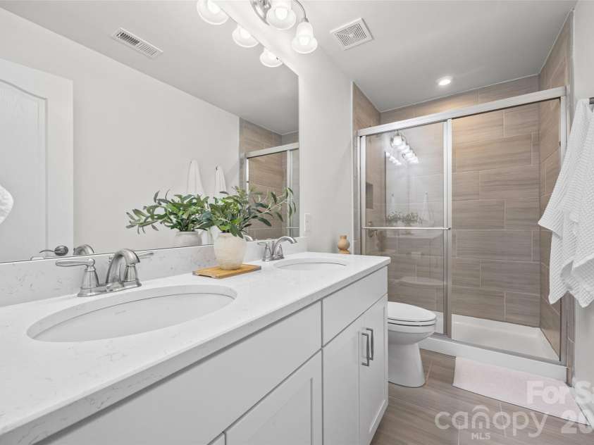 8012 Lantern Way, Fort Mill, SC 29707.  MLS# CAR4393030, YatesRealty ID 33401. Full bathroom upstairs