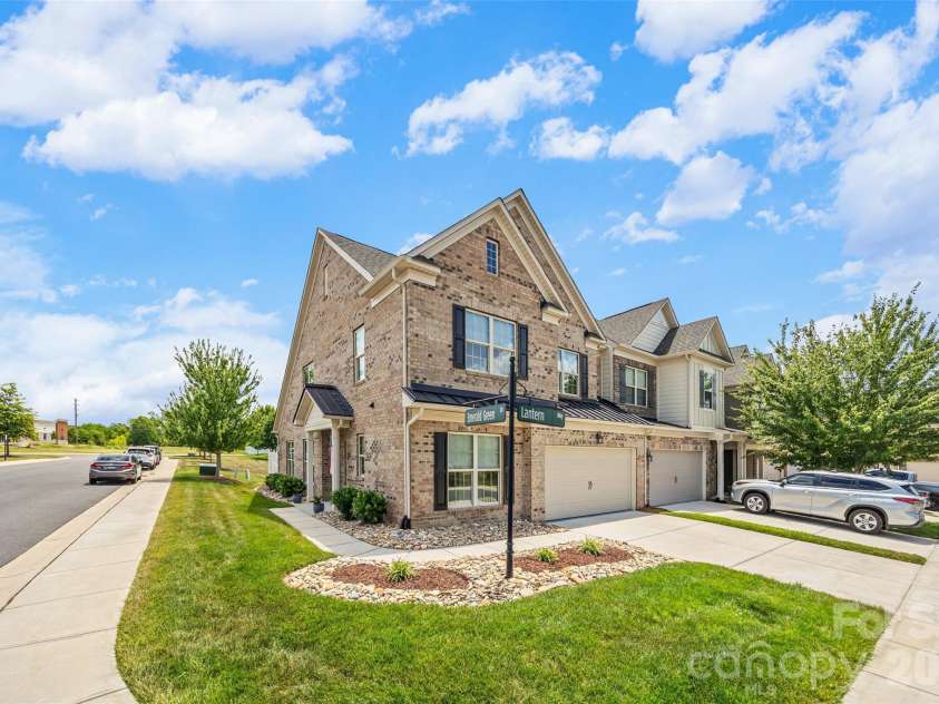 8012 Lantern Way, Fort Mill, SC 29707.  MLS# CAR4393030, YatesRealty ID 33401. Great corner lot location