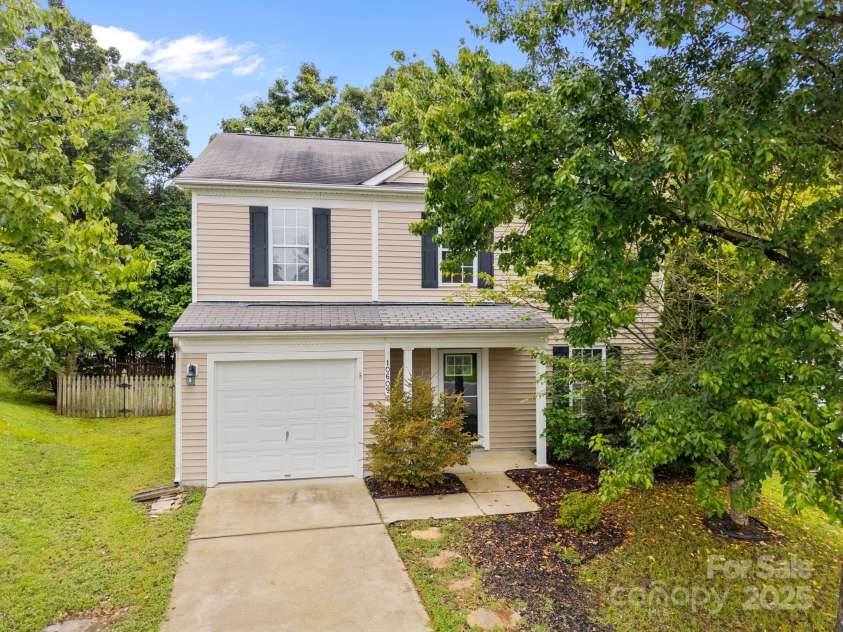 10609 Spring Rain Court, Charlotte, NC 28278.  MLS# CAR4288800, YatesRealty ID 33404. 