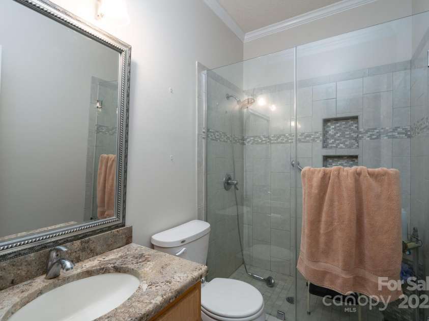 426 Pearl Bay Drive, New London, NC 28127.  MLS# CAR4289535, YatesRealty ID 33405. Bathroom