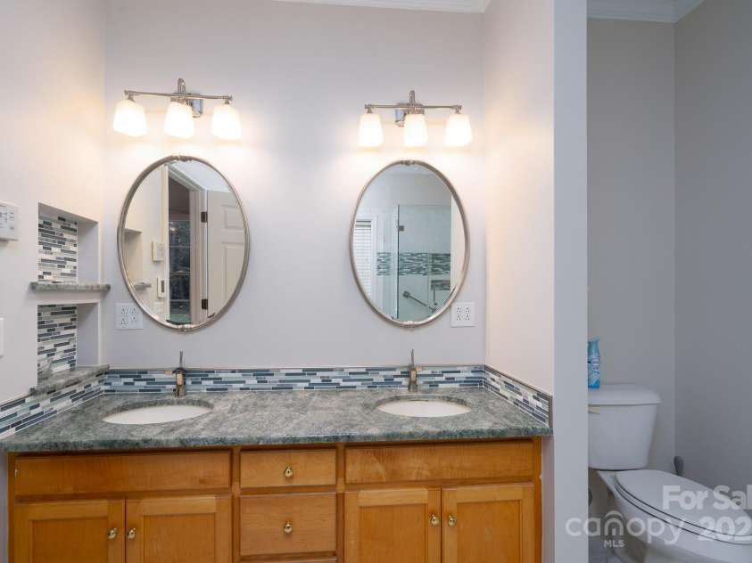 426 Pearl Bay Drive, New London, NC 28127.  MLS# CAR4289535, YatesRealty ID 33405. Primary bathroom
