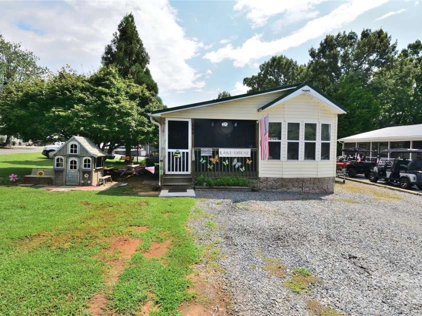 101 Hummingbird Circle, New London, NC 28127.  MLS# CAR4293421, YatesRealty ID 33406. 