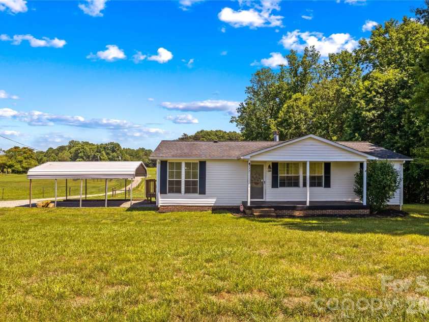 777 Midway Road, Statesville, NC 28625.  MLS# CAR4390809, YatesRealty ID 33407. 