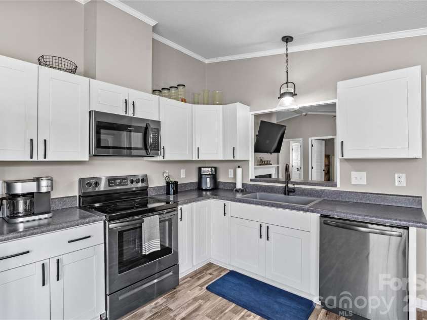 777 Midway Road, Statesville, NC 28625.  MLS# CAR4390809, YatesRealty ID 33407. 