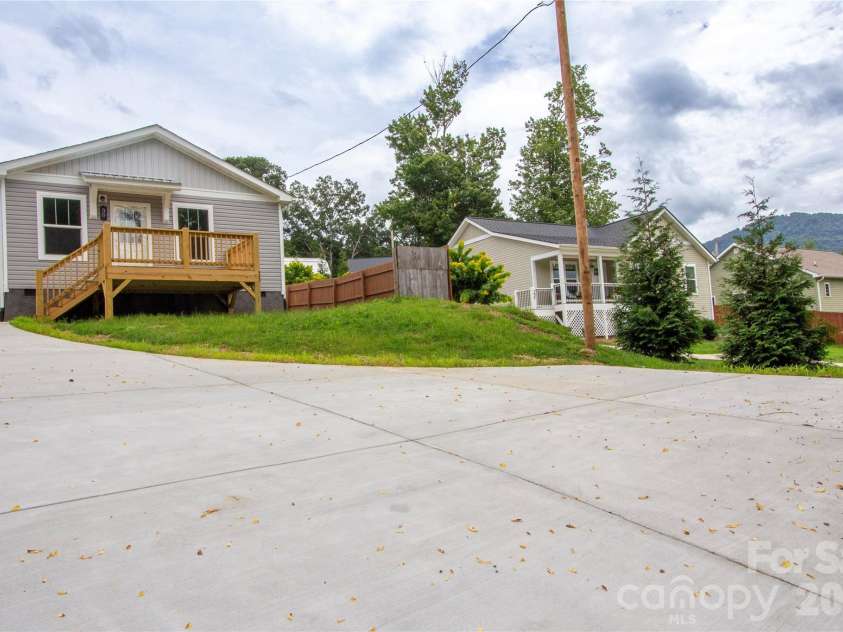 30 Babb Street, Waynesville, NC 28786.  MLS# CAR4280509, YatesRealty ID 3341. Concrete driveway w/ parking pad 