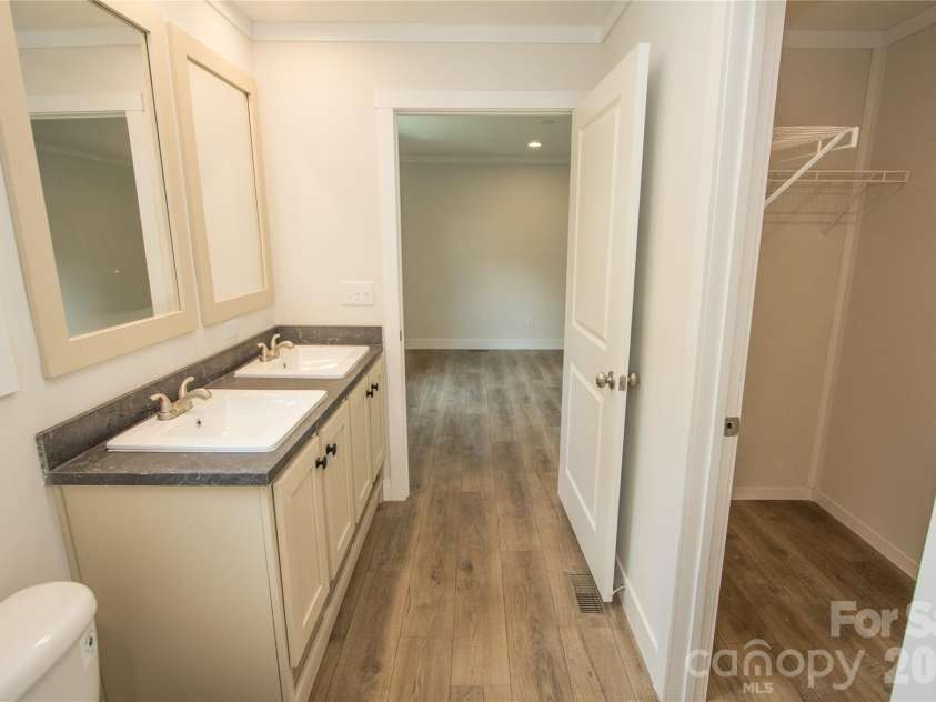 30 Babb Street, Waynesville, NC 28786.  MLS# CAR4280509, YatesRealty ID 3341. Primary Bathroom w/ Walk-in closet