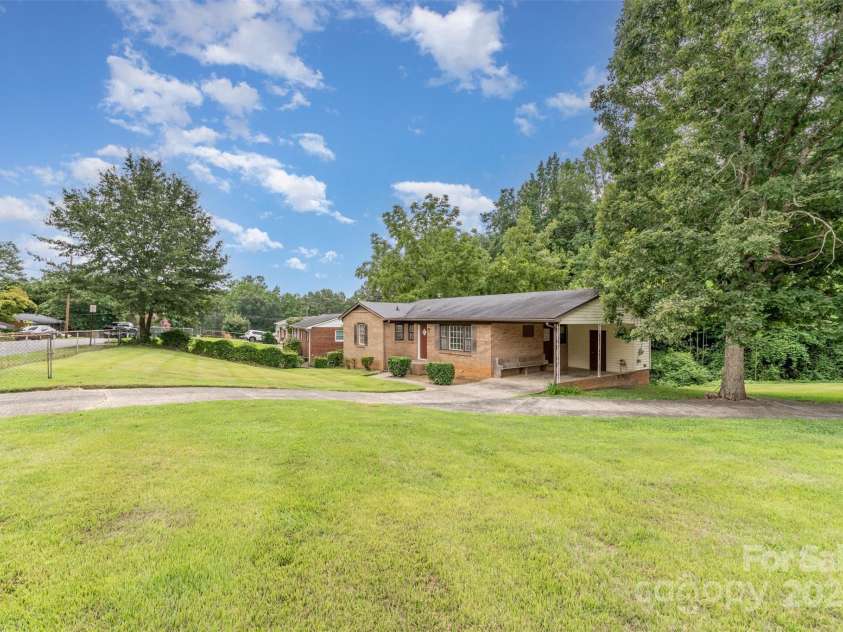 3039 Knollwood Drive, Gastonia, NC 28052.  MLS# CAR4294086, YatesRealty ID 33410. Front Yard