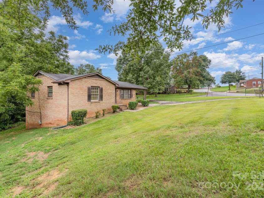 3039 Knollwood Drive, Gastonia, NC 28052.  MLS# CAR4294086, YatesRealty ID 33410. Front Yard