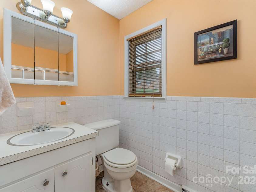 3039 Knollwood Drive, Gastonia, NC 28052.  MLS# CAR4294086, YatesRealty ID 33410. Full Hall Bath