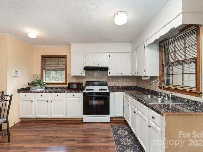 3039 Knollwood Drive, Gastonia, NC 28052.  MLS# CAR4294086, YatesRealty ID 33410. Kitchen