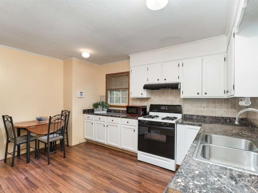 3039 Knollwood Drive, Gastonia, NC 28052.  MLS# CAR4294086, YatesRealty ID 33410. Kitchen w/ breakfast nook