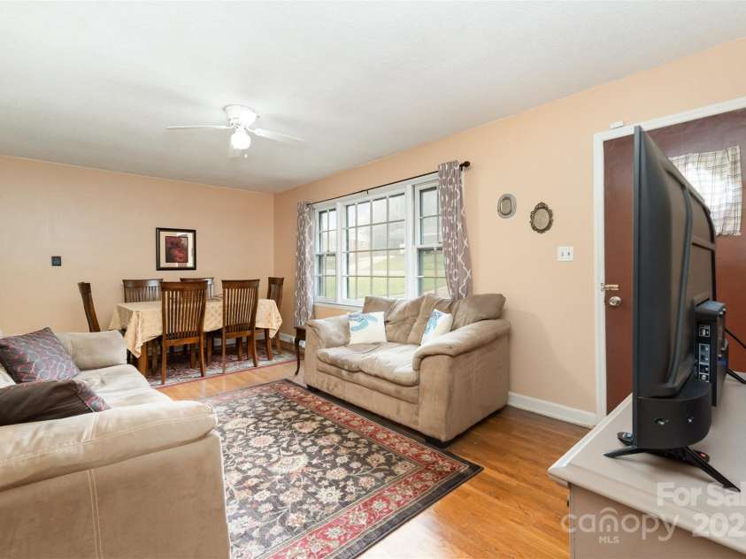 3039 Knollwood Drive, Gastonia, NC 28052.  MLS# CAR4294086, YatesRealty ID 33410. Living Room