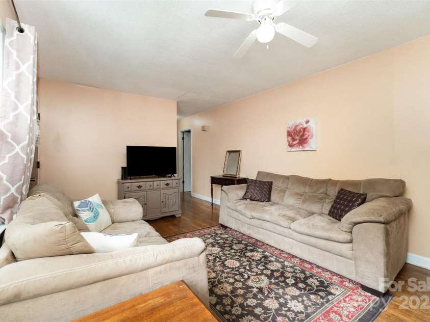 3039 Knollwood Drive, Gastonia, NC 28052.  MLS# CAR4294086, YatesRealty ID 33410. Living Room