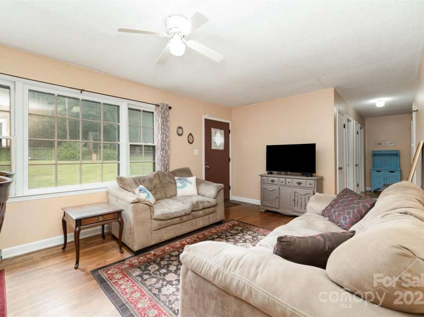 3039 Knollwood Drive, Gastonia, NC 28052.  MLS# CAR4294086, YatesRealty ID 33410. Living Room