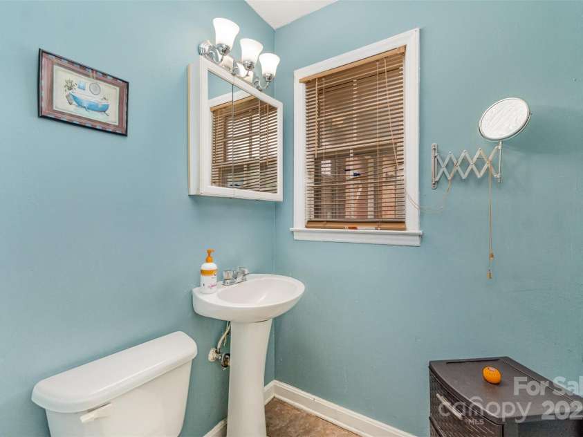 3039 Knollwood Drive, Gastonia, NC 28052.  MLS# CAR4294086, YatesRealty ID 33410. Primary Half Bath