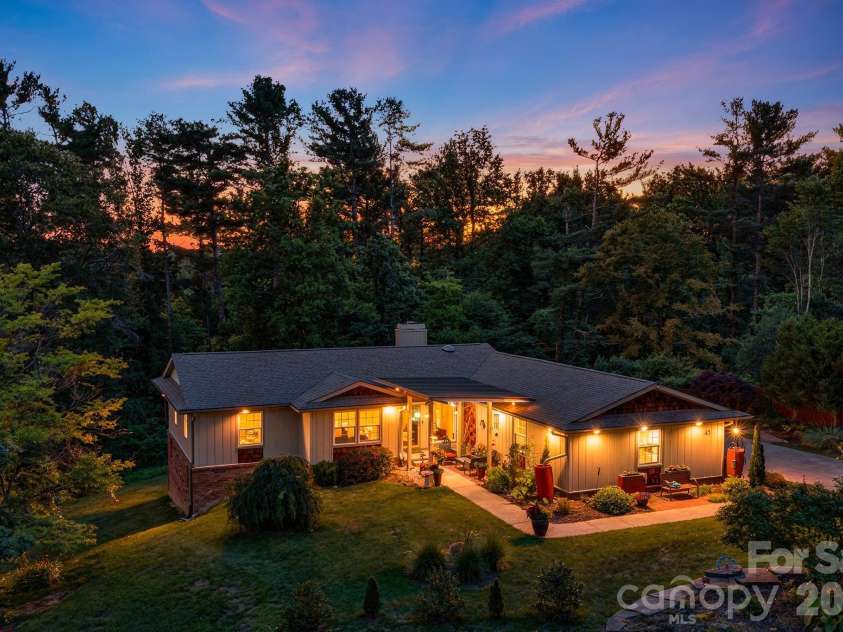 43 Chadwick Wade Drive, Asheville, NC 28804.  MLS# CAR4391216, YatesRealty ID 33411. 