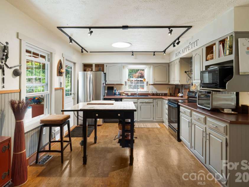 43 Chadwick Wade Drive, Asheville, NC 28804.  MLS# CAR4391216, YatesRealty ID 33411. 