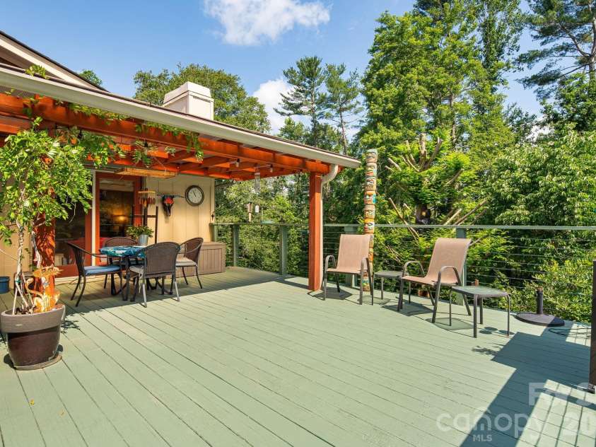 43 Chadwick Wade Drive, Asheville, NC 28804.  MLS# CAR4391216, YatesRealty ID 33411. 