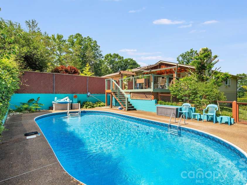 43 Chadwick Wade Drive, Asheville, NC 28804.  MLS# CAR4391216, YatesRealty ID 33411. 