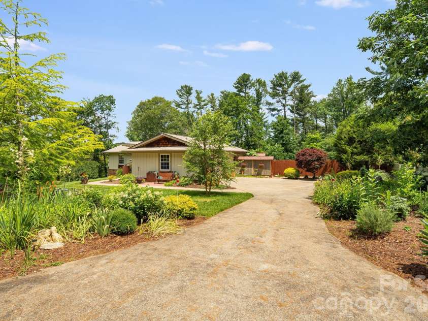 43 Chadwick Wade Drive, Asheville, NC 28804.  MLS# CAR4391216, YatesRealty ID 33411. 