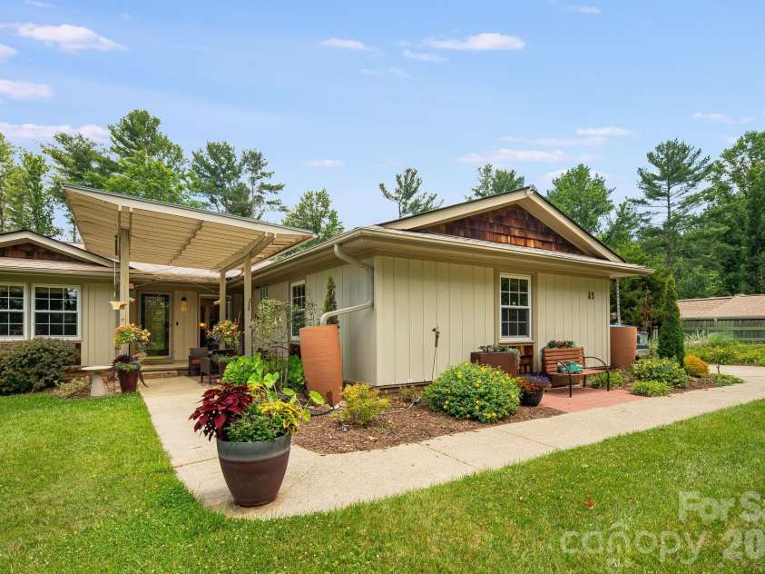 43 Chadwick Wade Drive, Asheville, NC 28804.  MLS# CAR4391216, YatesRealty ID 33411. 