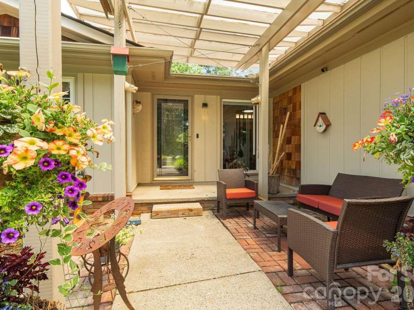 43 Chadwick Wade Drive, Asheville, NC 28804.  MLS# CAR4391216, YatesRealty ID 33411. 