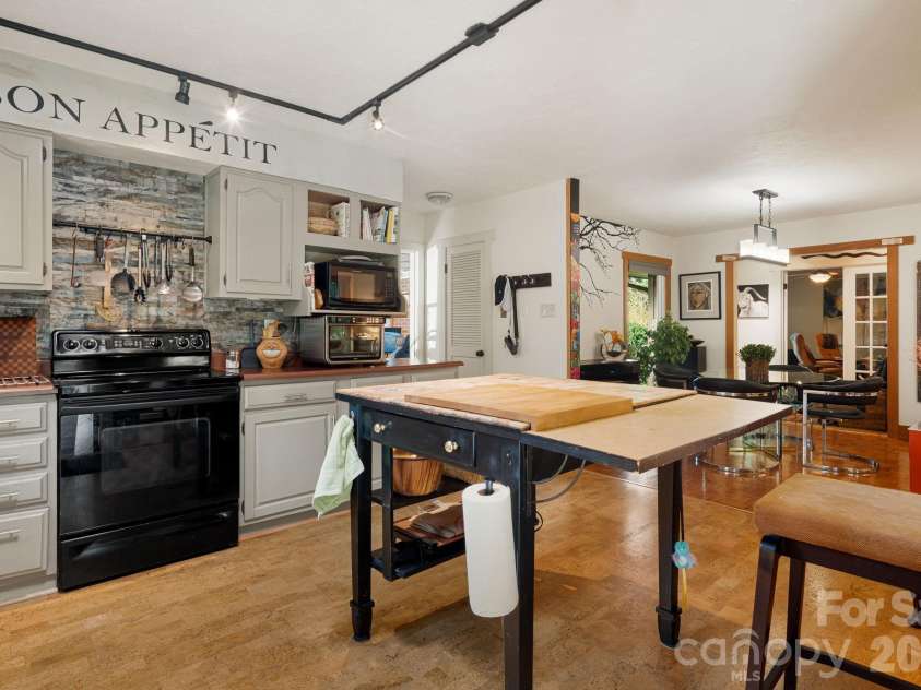 43 Chadwick Wade Drive, Asheville, NC 28804.  MLS# CAR4391216, YatesRealty ID 33411. 