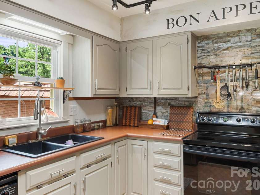 43 Chadwick Wade Drive, Asheville, NC 28804.  MLS# CAR4391216, YatesRealty ID 33411. 